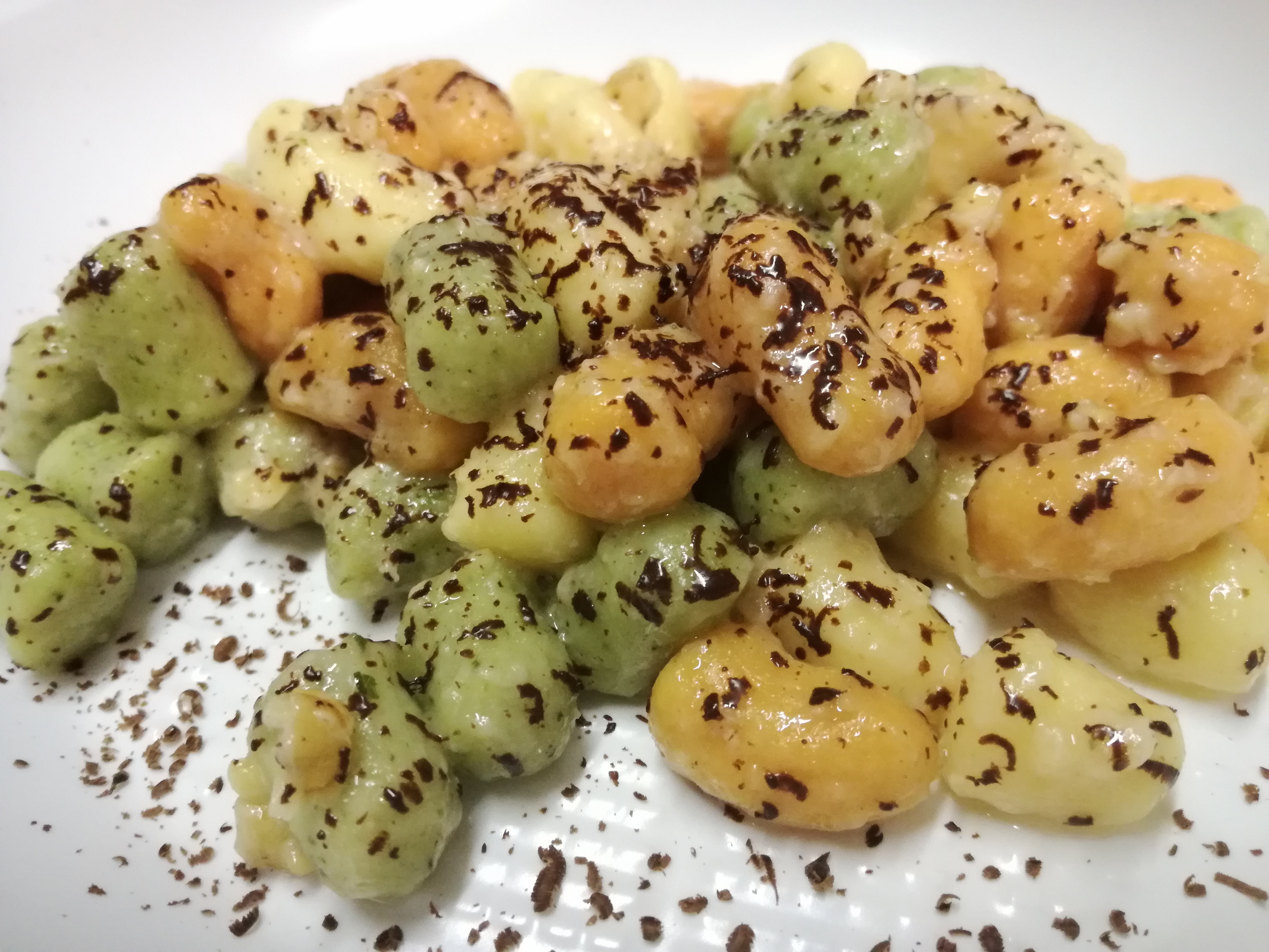 Gnocchetti tricolore con noci e cioccolato