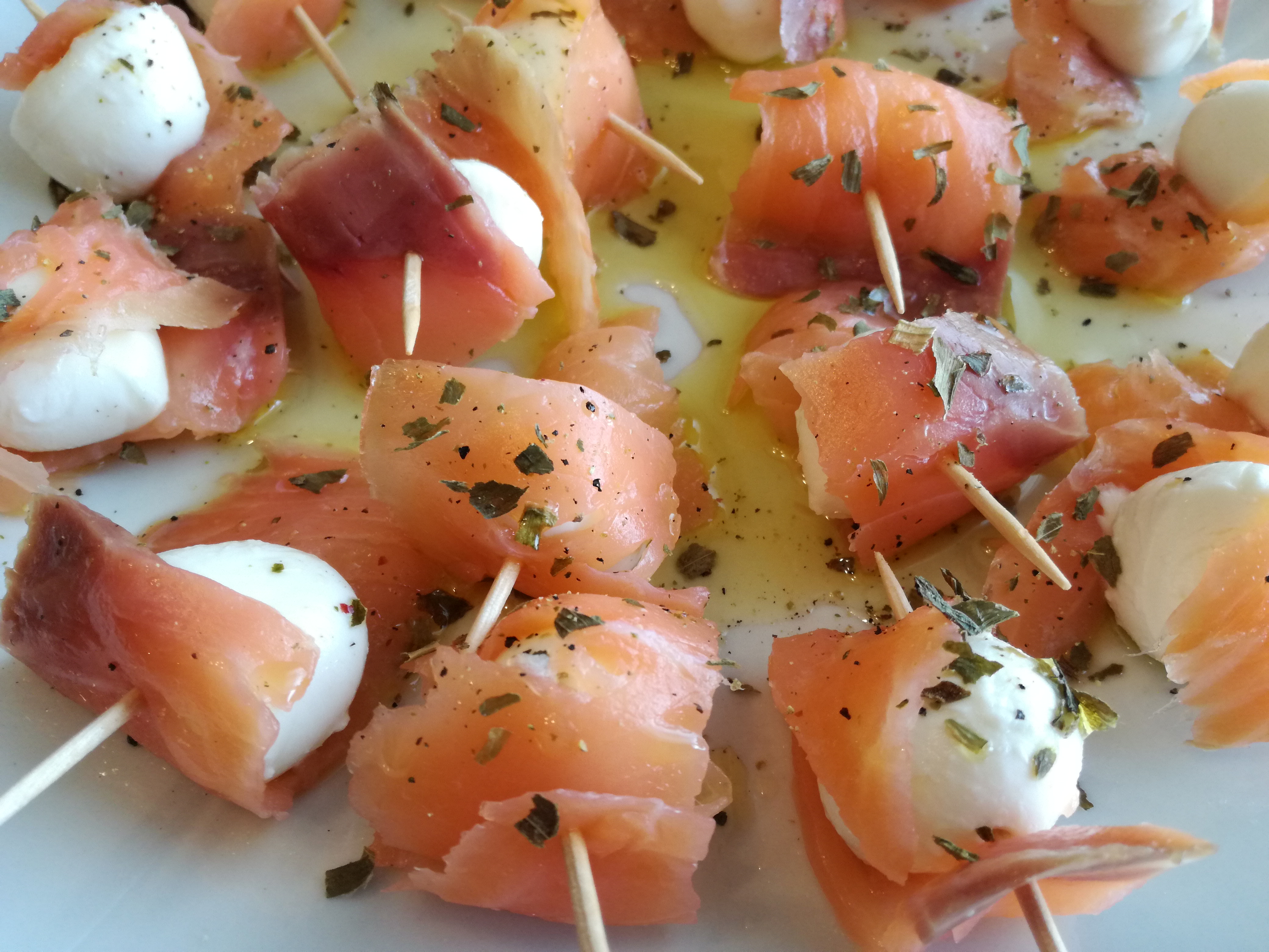 Spiedini di salmone e mozzarella