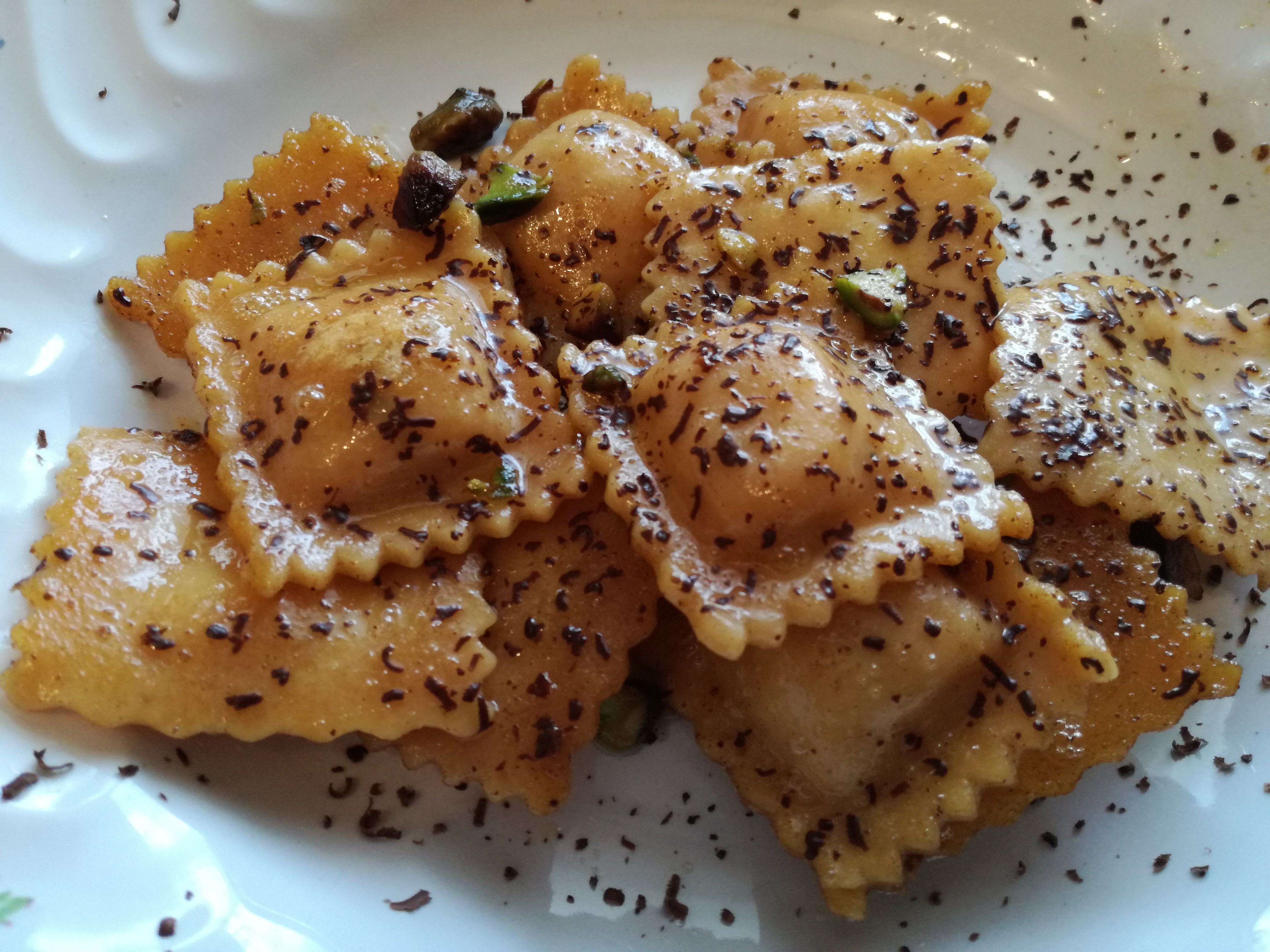 Ravioli di salmone con pistacchio e cioccolato