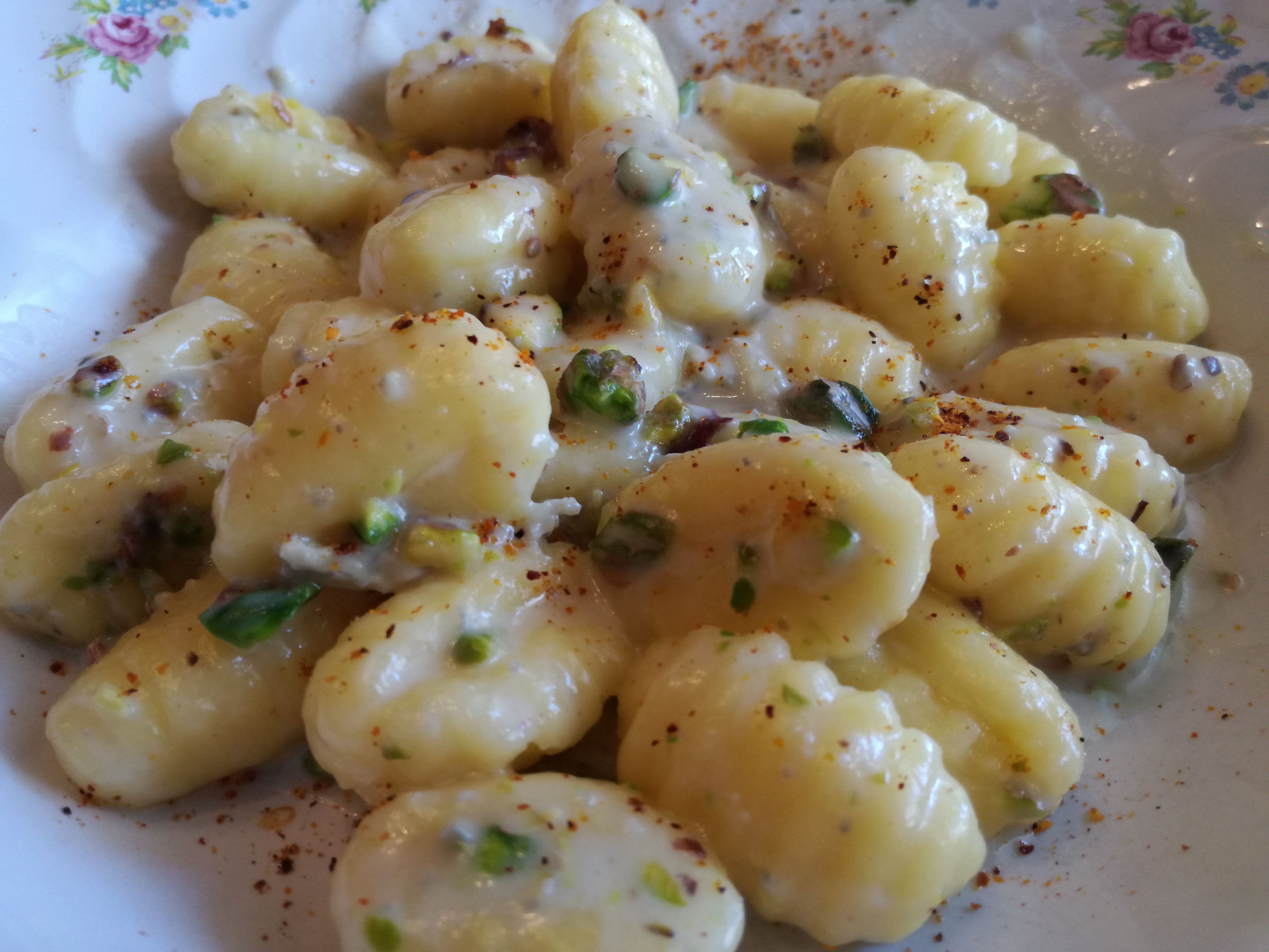 Gnocchi con fonduta di gorgonzola, pistacchio e peperoncino