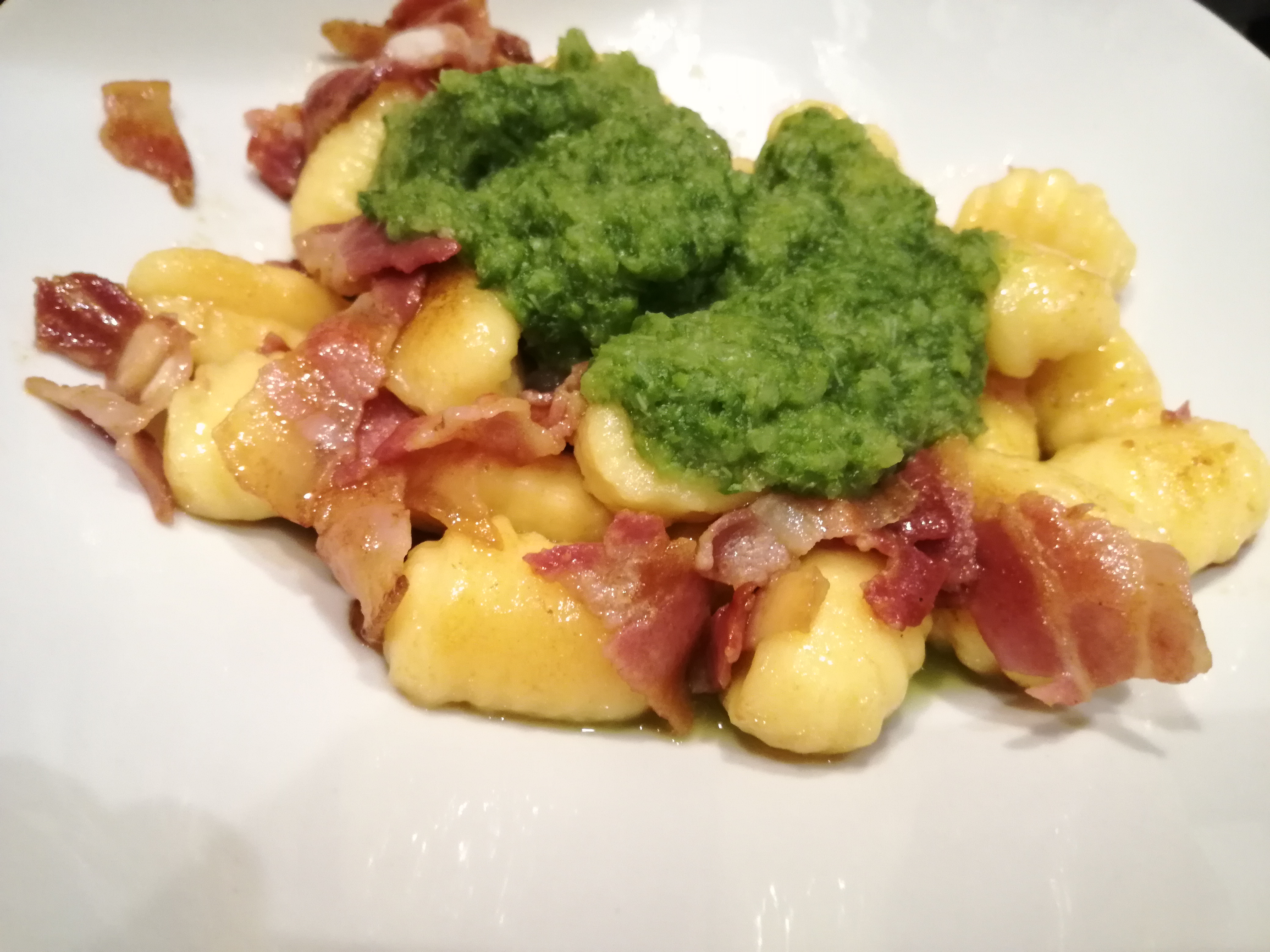 Gnocchi con insalata liquida e straccetti di pancetta croccante