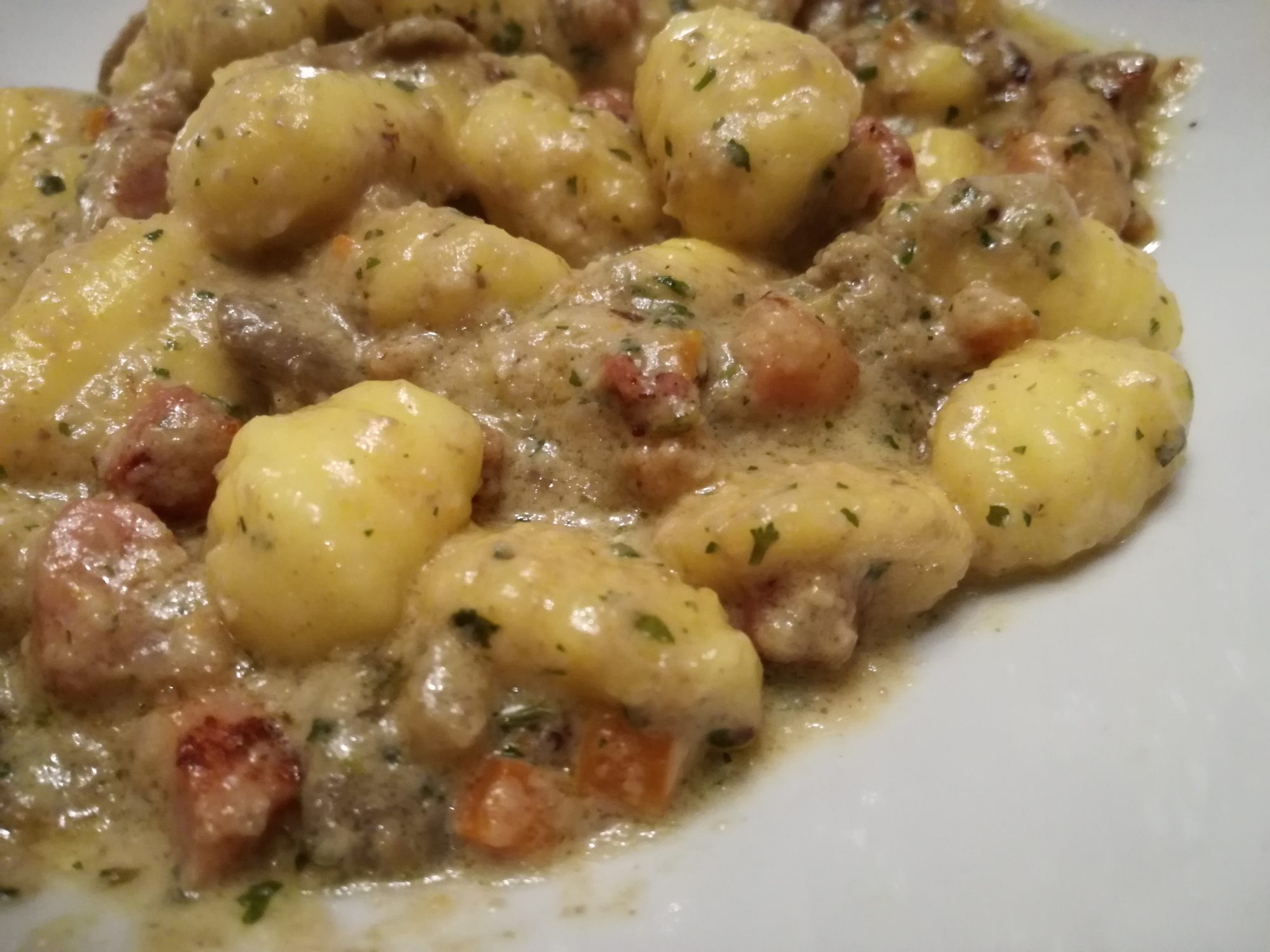 Gnocchi con crema di funghi e pancetta