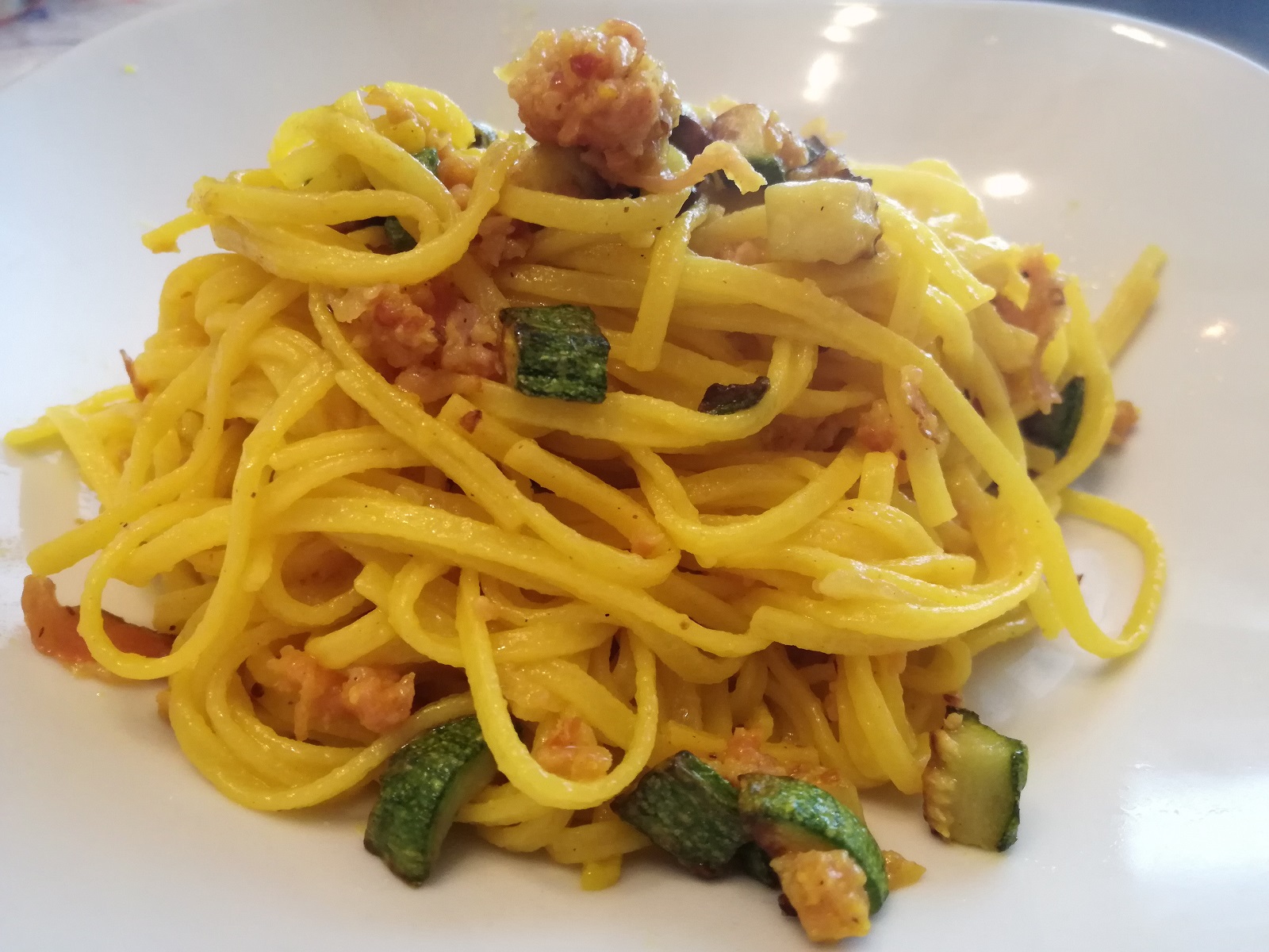 Ricetta tagliatelle allo zafferano zucchine tostate e speck