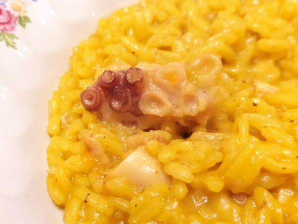 Risotto allo zafferano e curry con polpo