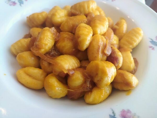 Gnocchi allo zafferano con cipolle caramellate al curry