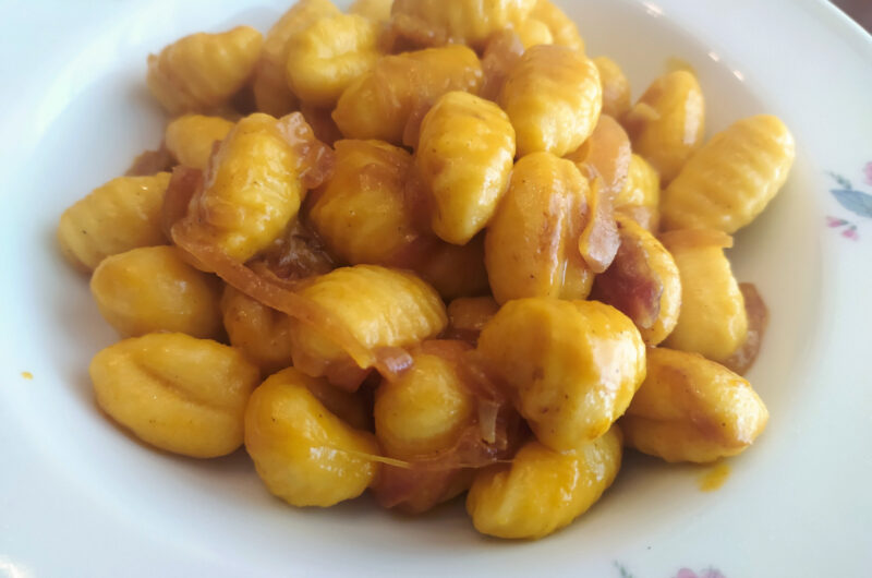 Gnocchi allo zafferano con cipolle caramellate al curry