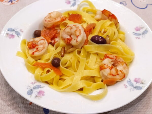 Tagliatelle al berberè con gamberi e salmone affumicato